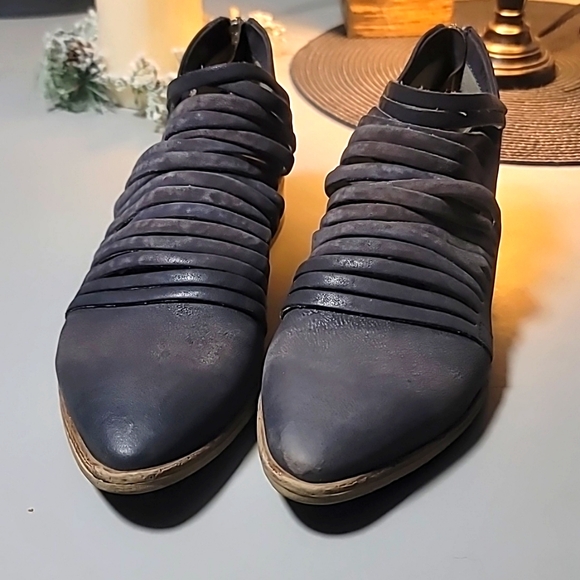 FREE PEOPLE FAMOUS BLUE SHOES! LIKE NEW! - Picture 2 of 7